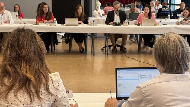 Les opposants, vigilants, votent pour chacune des délibérations.